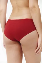 Bombacha clásica color visón, de algodón con elástico en la cintura.