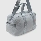 Bolso deportivo tipo duffle color negro, con diseño acolchado de rombos. Cuenta con correas de mano y correa de hombro ajustable, ambas con el logo de la marca y coordenadas estampadas.