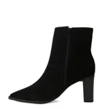 Botas de caña baja Bottero, confeccionadas en cuero negro con acabado gamuzado. Presentan un diseño de punta fina y taco cuadrado de altura media, con una silueta estilizada y minimalista.