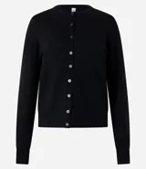 Cardigan de punto rosa con cuello redondo y abotonado delantero. De manga larga y corte clásico.