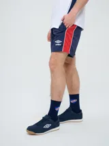 Short de baño de secado rápido, color azul, con cordón ajustable en la cintura, bolsillos laterales y el escudo del Club Nacional de Football junto al logo de Umbro bordados en las piernas.