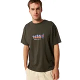 Remera de algodón color gris oscuro, con cuello redondo y estampa frontal con diseño gráfico colorido y tipografía estilo graffiti.