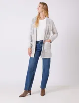 Cardigan abierto de tejido soft con estampado de cuadros en tonos azul y blanco. Presenta corte recto, mangas largas y dos bolsillos frontales aplicados.