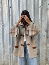 Saco capa color beige, tejido en lana con detalles de trenzas en cuello y puños.