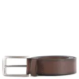 Cinto de cuero marrón con hebilla metálica rectangular de acabado mate y logo grabado.