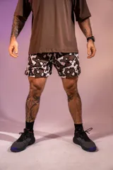 Short deportivo con estampado abstracto en tonos marrones y blancos, con aberturas laterales.