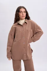 Sobrecamisa de denim color tostado, de corte clásico y mangas largas.