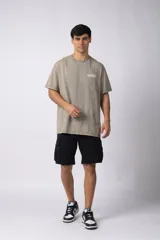 Remera de algodón peinado con efecto de lavado snow que le otorga un aspecto gastado. Presenta un diseño de cuello redondo, mangas cortas y un pequeño estampado gráfico en el pecho.
