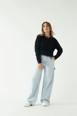 Sweater de punto color crudo con textura acanalada, cuello redondo y corte relajado.