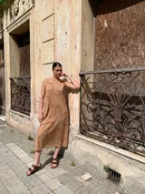 Vestido midi sin mangas color beige con estampado de líneas onduladas color ladrillo.