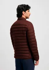 Campera puffer color beige con cierre frontal y bolsillos laterales.