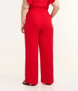 Pantalón pantalona rojo confeccionado en crepé, con cintura elástica ajustable mediante lazo con cordón y perneras amplias y sueltas.