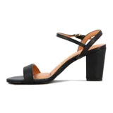 Sandalia Vizzano de color negro con taco ancho y pulsera ajustable al tobillo. Diseño minimalista con tira delantera y plantilla en tono natural.