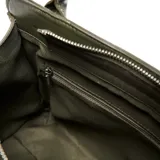 Cartera tipo bolso de mano color verde oliva, confeccionada en material símil cuero con textura granulada. Presenta doble asa superior, correa larga ajustable y extraíble, y un bolsillo frontal con cierre metálico. Incluye el logo de la marca XL en la parte superior central.