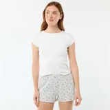 Pantalón corto de pijama gris melange con estampado de pequeñas flores y terminación de rulote en los bordes. Con cintura elástica.
