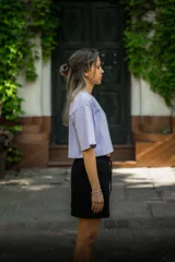 Crop top negro, lila, borgoña y salmón de algodón, corte oversize y estampado en serigrafía en la manga.