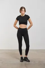 Calza deportiva de tiro alto con diseño sin costuras en el frente, confeccionada en tejido suave y elastizado de compresión media.
