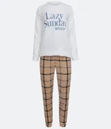 Pijama largo de dos piezas en tejido fleece. Incluye un buzo blanco de manga larga con bordado "Lazy Sunday Mood" en el frente y un pantalón largo con estampado de cuadros beige, negro y azul.