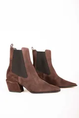 Bota tipo Chelsea de gamuza color marrón, con paneles laterales elásticos en color negro, puntera cuadrada y taco cuadrado de altura media.