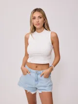 Short de jean azul con roturas y terminaciones desflecadas.