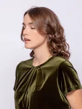 Top de terciopelo color verde oliva, con cuello redondo y detalle de tableado frontal, de manga corta y corte recto.