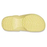 Zueco Crocs modelo Classic Platform, color negro, con suela exterior elevada y contorneada. Presenta orificios de ventilación en la parte delantera y correa trasera ajustable.