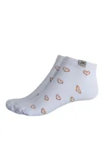Par de medias blancas de tobillo con estampado de corazones marrones.