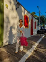 Pantalón de encaje blanco con diseño calado, corte palazzo y cintura elástica.