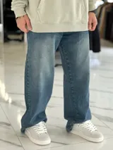 Pantalón de jean de corte super baggy, tiro medio y diseño holgado en color azul con efecto lavado.