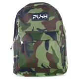 Mochila urbana con estampado camuflado en tonos verdes, marrones y negros. Cuenta con un compartimento principal amplio, un bolsillo frontal con cierre y el logo de la marca estampado en un parche rectangular superior.
