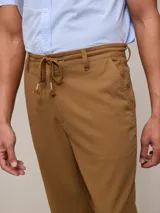 Pantalón azul marino de corte recto, con cintura elástica ajustable con cordón.