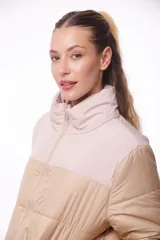 Campera puffer corta color rosa con cuello y parte superior en negro.