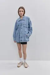 Campera de jean de silueta amplia, con cuello clásico y cierre frontal con botones. Diseño con bolsillos con solapa en el frente y bolsillos laterales, hombros caídos y terminaciones pespunteadas.
