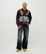 Pantalón de jean negro con efecto desgastado, de corte wide leg, con cintura con pasadores, cierre frontal con botón y cremallera, y bolsillos funcionales.