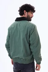 Campera de nylon color negro con cierre frontal, puños y ruedo elásticos, y cuello con forro de corderito sintético.