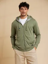 Canguro con capucha color verde oliva, con cierre frontal y cordones ajustables.