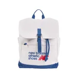 Mochila de lona blanca con base azul, cierre con cordón ajustable, bolsillo frontal con cierre y logo de New Balance en azul y rojo.