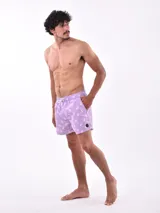 Short de baño blanco con estampado de hojas en tonos azules y rosados, cintura elástica con cordón ajustable.