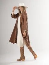 Tapado largo color beige de corderoy con forro animal print, de corte amplio.