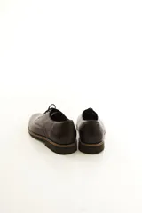 Zapato de vestir acordonado para hombre, confeccionado en 100% cuero vacuno negro con diseño clásico, punta redonda y suela con detalle de costura visible.