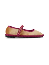 Ballerina tipo Mary Jane de terciopelo en tono dorado, con detalles de ribetes y tira en color fucsia, hebilla metálica dorada y suela de caucho.