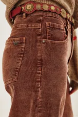 Pantalón de pana marrón, de corte wide leg, con tiro medio y bolsillos delanteros y traseros.