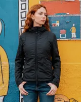 Campera entallada de material textil color negro, con cuello alto, capucha fija y cierre frontal completo. Presenta mangas largas y diseño con paneles curvos.
