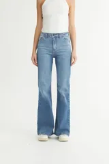 Pantalón de jean celeste, de corte oxford, tiro alto y calce ajustado en la cadera.