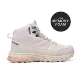 Bota de caña media color beige con detalles en rosa. Cuenta con tecnología waterproof y suela con tecnología memory foam.