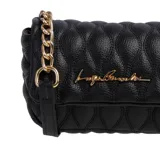 Bandolera negra con diseño matelassé, cadena dorada y logo de la marca en dorado.