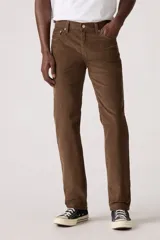 Pantalón de pana color marrón, corte slim fit, con cinco bolsillos y cierre de botón y cremallera.