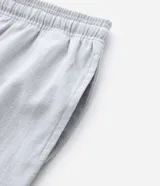 Pantalón de pijama de franela color gris claro, con cintura elástica y cordón de ajuste.