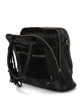 Cartera tipo tote de color negro, confeccionada en una combinación de cuero sintético y gamuza. Presenta doble asa superior, correa ajustable y extraíble, cierre principal con cremallera, bolsillo frontal con cierre y detalle de borla decorativa. Incluye herrajes metálicos dorados y logo de la marca en la parte frontal.