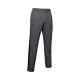 Pantalón deportivo Under Armour de hombre, color gris, confeccionado en tejido ripstop elástico resistente al viento y forro de malla transpirable. Cuenta con pretina elástica con cordón, bolsillos abiertos y cierres en los tobillos.